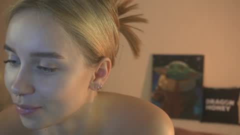 Snapshot of 2girls_1dream chatting on January 16, 7:31 pm Elley online show from January 16, 7:31 pm