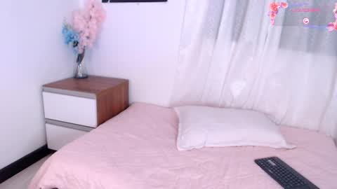 Mia online show from February 12, 7:17 pm