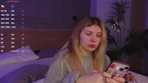 Snapshot of _aleksa chatting on October 22, 6:49 am Alexa online show from October 22, 6:49 am