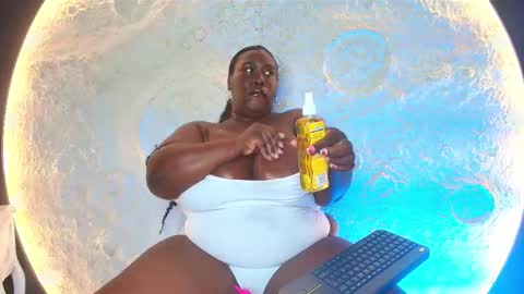 Snapshot of _carolinagomez chatting on October 8, 7:31 pm Caro. online show from October 8, 7:31 pm