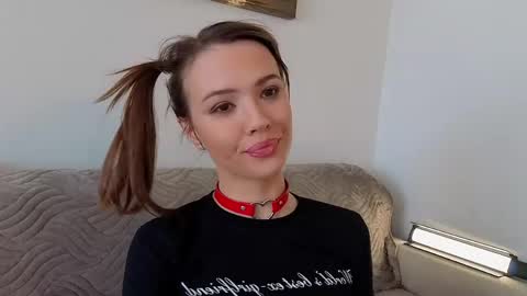 DemiDee online show from April 19, 10:05 am