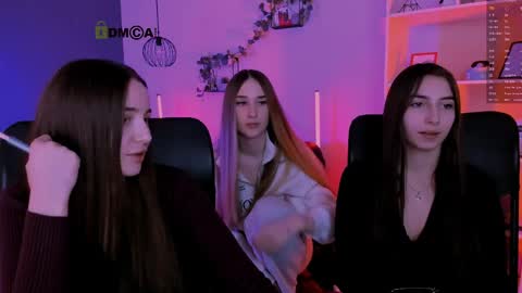 _kellykitten_ online show from April 8, 9:12 am