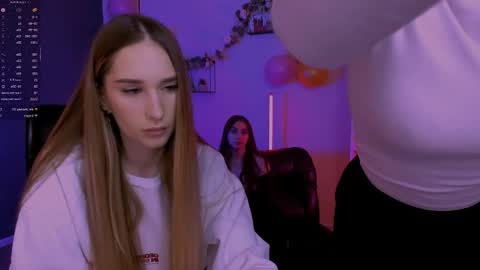 _kellykitten_ online show from April 1, 9:10 am