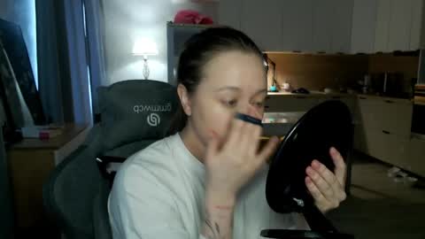 _lalune_ online show from April 9, 8:53 am