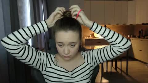 _lalune_ online show from February 5, 11:36 am