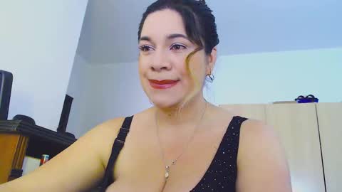 _lunagold_ online show from February 28, 3:49 pm