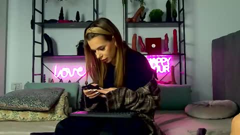 AstrideVonTeese online show from February 1, 6:05 pm