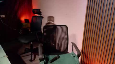 Call me Miley  online show from April 14, 8:12 pm