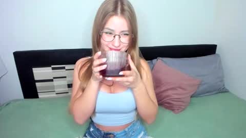 _mirielle_ online show from April 15, 3:26 pm