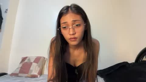 _petitechloe online show from June 14, 11:23 am