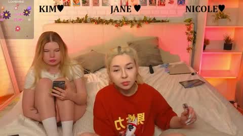 Merlizz Eva Jane Mila Nicole  left to right  online show from May 27, 1:57 am