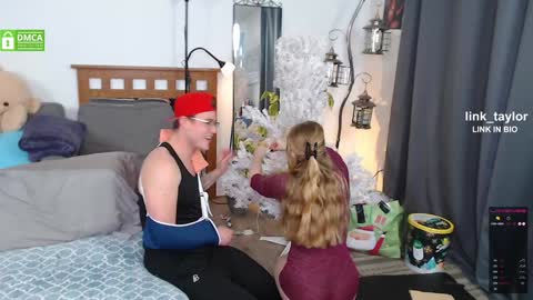 Snapshot of _taylormoon chatting on December 27, 10:59 pm Link Taylor online show from December 27, 10:59 pm