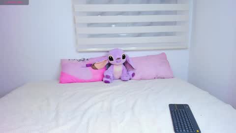 Snapshot of _violetadulce chatting on December 18, 12:32 am Violeta online show from December 18, 12:32 am