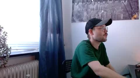 Snapshot of _whoisthatguy_ chatting on October 19, 12:21 pm _whoisthatguy_ online show from October 19, 12:21 pm