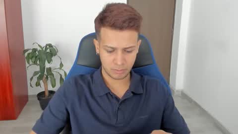 Independence model AbelAsburgo online show from January 12, 7:43 pm