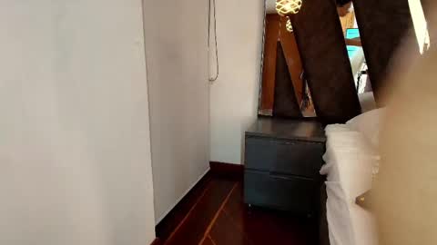 Snapshot of abril_lee__ chatting on February 5, 9:40 pm Abril online show from February 5, 9:40 pm