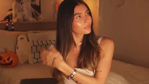Snapshot of abril_w18 chatting on October 15, 12:14 am My name is Alexa. Please say hello I like to chat with you. If you have requests please use tip online show from October 15, 12:14 am