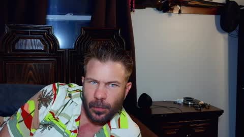 Blue Eyed Handsome Man online show from March 25, 1:12 am