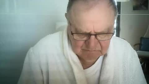 Snapshot of ahmole chatting on December 12, 10:02 am Ole online show from December 12, 10:02 am