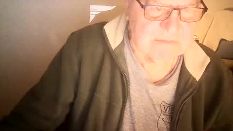 Snapshot of ahmole chatting on December 4, 5:10 am Ole online show from December 4, 5:10 am