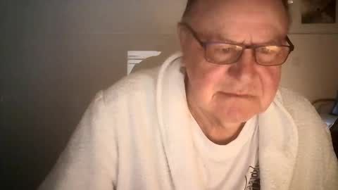 Snapshot of ahmole chatting on December 10, 8:19 am Ole online show from December 10, 8:19 am