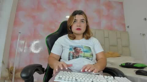 Snapshot of aida_rose chatting on October 7, 12:50 am karoline online show from October 7, 12:50 am