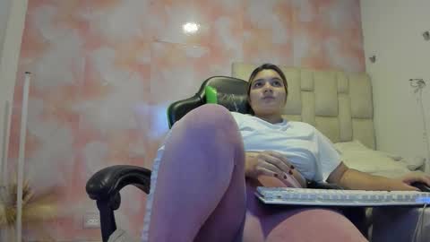 Snapshot of aida_rose chatting on October 12, 8:10 pm karoline online show from October 12, 8:10 pm