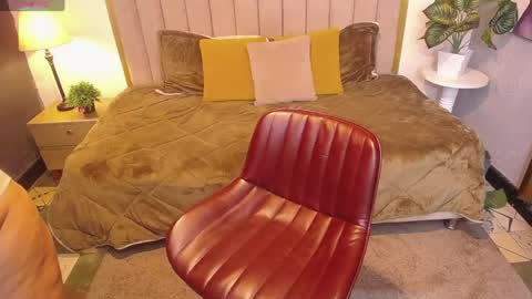 Ailyn rouss online show from April 11, 1:48 pm