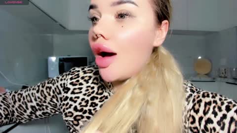 Aira online show from December 4, 11:08 pm