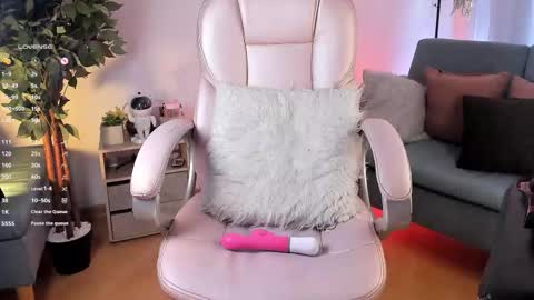 Aisha online show from December 3, 5:02 pm