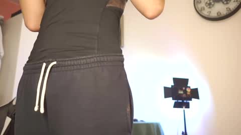 idenavarre online show from February 10, 9:04 pm