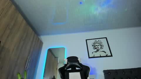 alannaughty_ online show from June 19, 11:33 pm