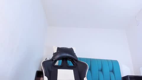 alannaughty_ online show from February 12, 7:02 am