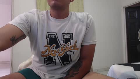 Snapshot of alejandrocock23 chatting on December 18, 10:13 pm alejandrocock online show from December 18, 10:13 pm