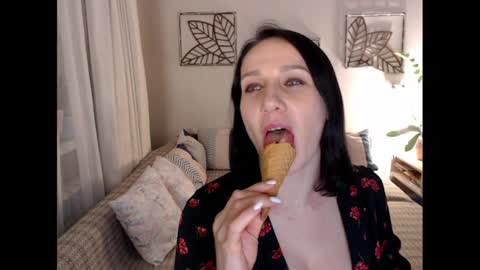 Sandra online show from April 3, 4:47 pm