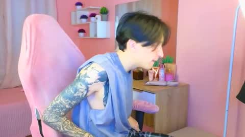 Snapshot of alexxone_ chatting on October 19, 1:16 pm Alex online show from October 19, 1:16 pm