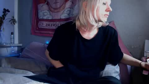 Alien Bella online show from March 1, 2:21 pm