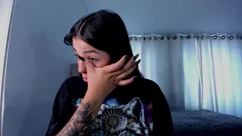 aliice_walker_ online show from February 26, 4:32 pm