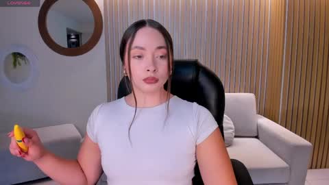 alinakravitz_ online show from April 15, 7:16 pm