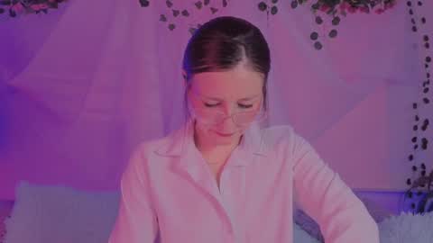 Mia online show from September 15, 9:49 pm