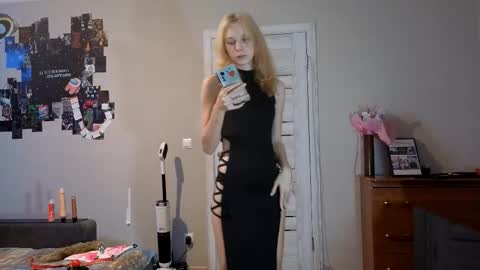 May online show from December 3, 6:30 pm