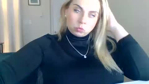 Snapshot of amandainbloom chatting on October 19, 7:29 pm Amanda online show from October 19, 7:29 pm