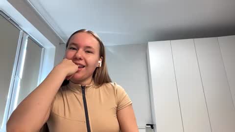 I am Amelie ntmu Lets hit 10 Thumbs Up together online show from June 21, 11:49 am