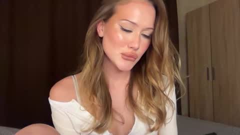 ami_amora online show from November 8, 7:06 pm