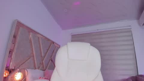 Snapshot of ami_sweet_19 chatting on February 23, 2:51 am Ami  online show from February 23, 2:51 am