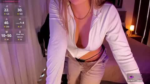 Snapshot of amywoods chatting on September 30, 8:52 pm    online show from September 30, 8:52 pm