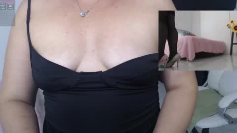 Snapshot of ana_hotmilfx chatting on December 2, 1:07 am ANA online show from December 2, 1:07 am