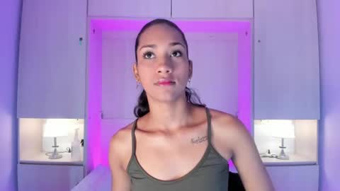 anaacollins_ online show from June 13, 11:31 am
