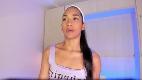 anaacollins_ online show from January 19, 11:42 am