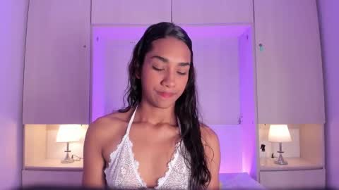 anaacollins_ online show from February 22, 11:35 am